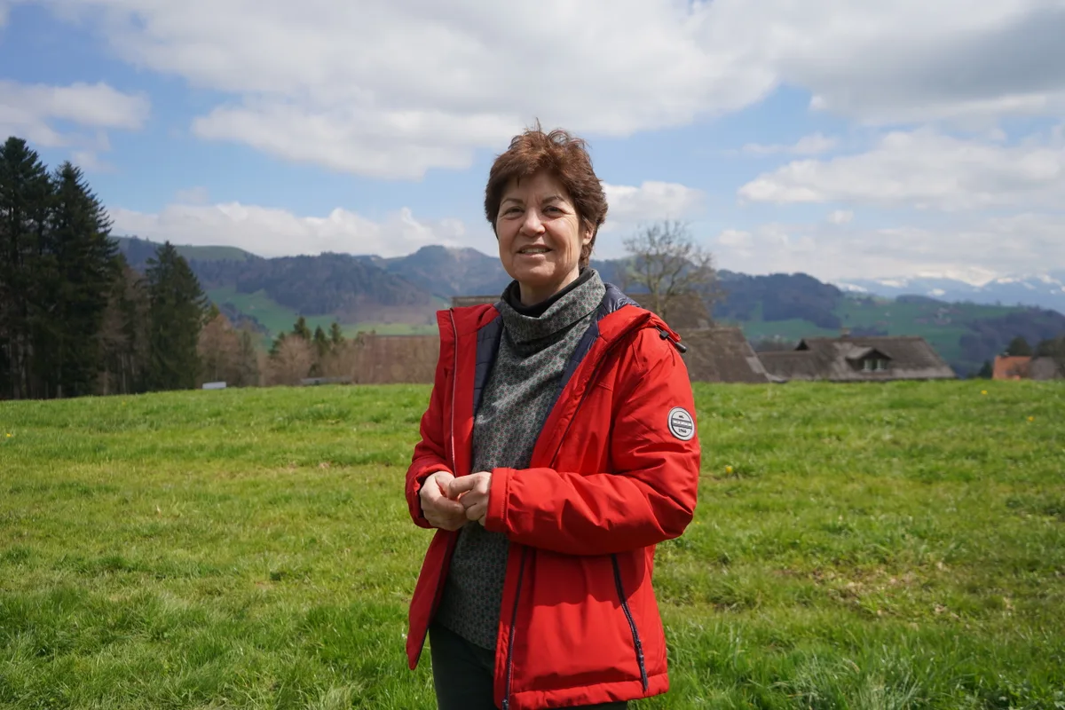 Jacqueline Stalder von der Fachstelle Naturschutz auf einer grünen Wiese.